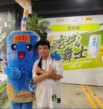 男子的照片上写着字低可信度形貌已自动天生