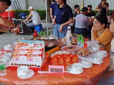 一群人在桌子前吃工具

AI 天生的内容可能不准确。